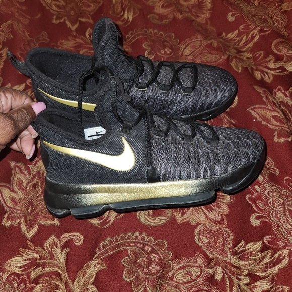 Black and gold KD tennis shoes - Picture 1 of 5
